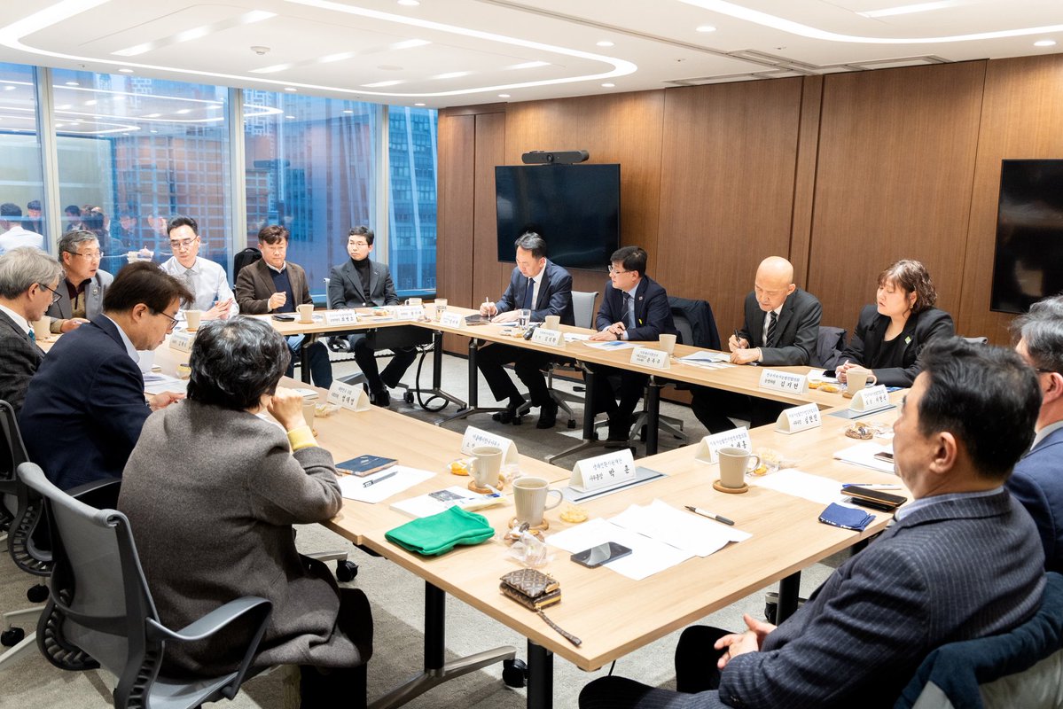 no1nowon's tweet image. &amp;lt;지속가능발전과 K-GX&amp;gt;

여의도에서 염태영의원님과 전국지속가능발전협의회 대표단을 만나 기후위기 대응과 지속가능발전을 위한 중앙정부와 지방정부, 정부와 민간 간 협력방안을 논의했습니다.

노무현정부 시절 지속가능발전비서관을 따로 둘 만큼 지속가능발전은 국가적 어젠다였지만, 지난…