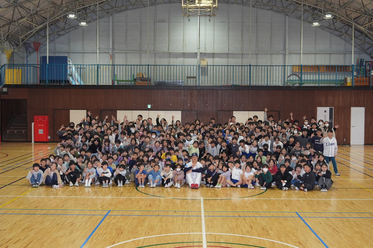 lions_official's tweet photo. 今日は #平沼翔太 選手が応援大使を務める、所沢市立西富小学校を訪問しました！
『所沢市全小学校応援プロジェクト』の一環として、「夢を叶えるために大切なこと」をテーマに講話。
児童の皆さんと、バッティング体験も実施しました！

▼詳細はこちら
https://t.co/hhLacuTm2u

#seibulions https://t.co/Pv5pVbG2oU
