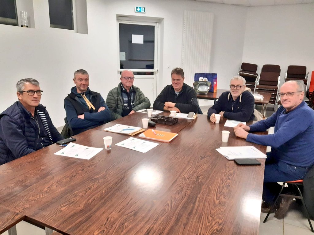 [#Syndical] Autre secteur de <a href="/lamayenne/">La Mayenne, le Département</a>, les responsables de #Bais et #Evron se sont réunis hier soir, autour de <a href="/ODUDU53/">Olivier Duhamel</a>. Outre la transformation du réseau <a href="/fdsea53/">FDSEA53</a>, avec l'intervention appréciée de <a href="/CathyFP25_FNSEA/">Cathy Faivre-Pierret</a>, le sanitaire et les élections municipales ont été abordés.