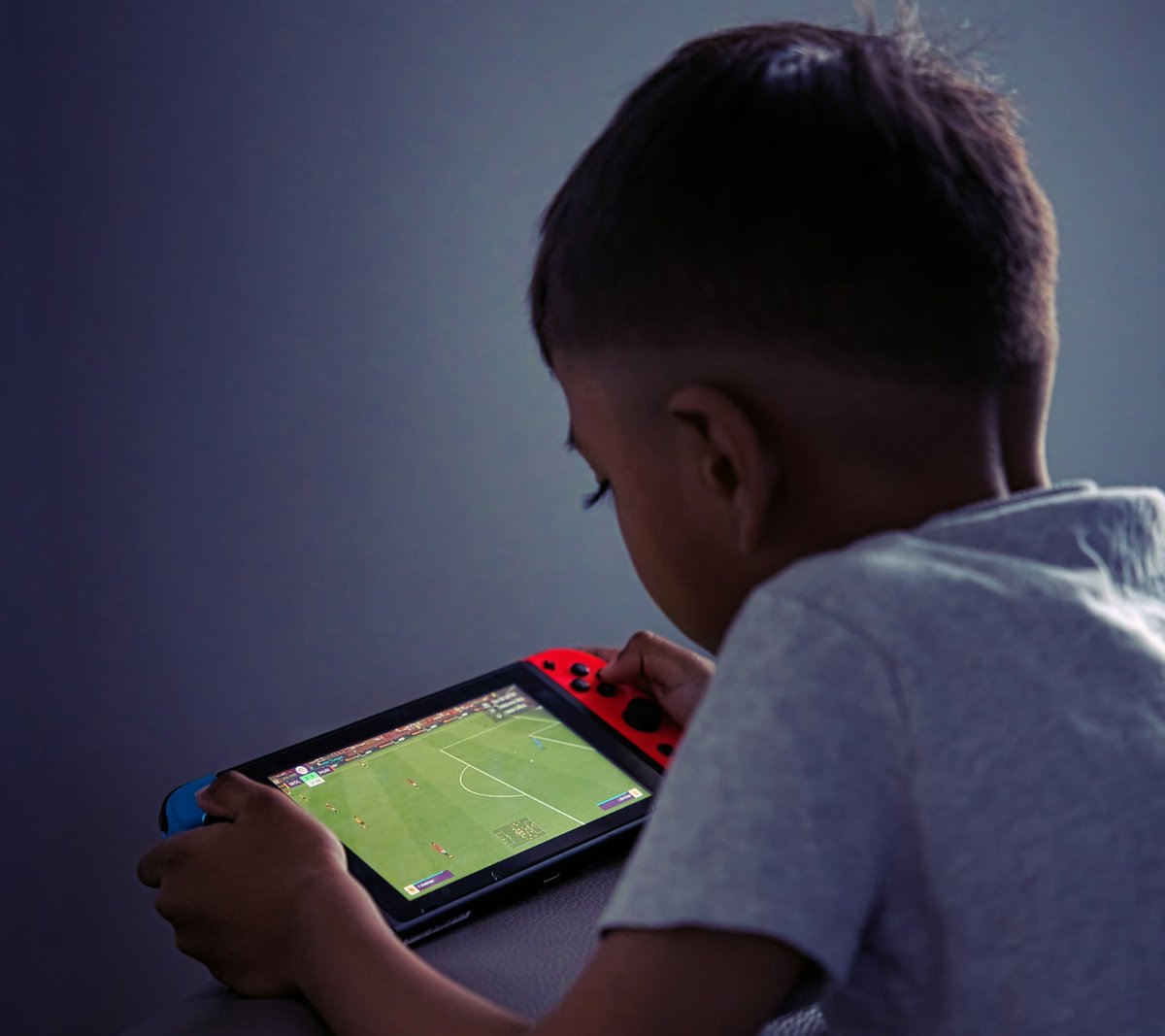 DAHA FAZLA DİRENEMEDİM!

Bir anneden gelen, çaresiz kalma ve daha fazla direnememekle ilgili mesajı sizlerle paylaşmak istiyorum:

“Orhan Hocam merhaba,

2. Sınıfa giden oğlum var. Geçen gün veliler, aynı sınıftan birisi kız 4 çocuğu bir araya getirdik. Baktım diğerleri Brawl