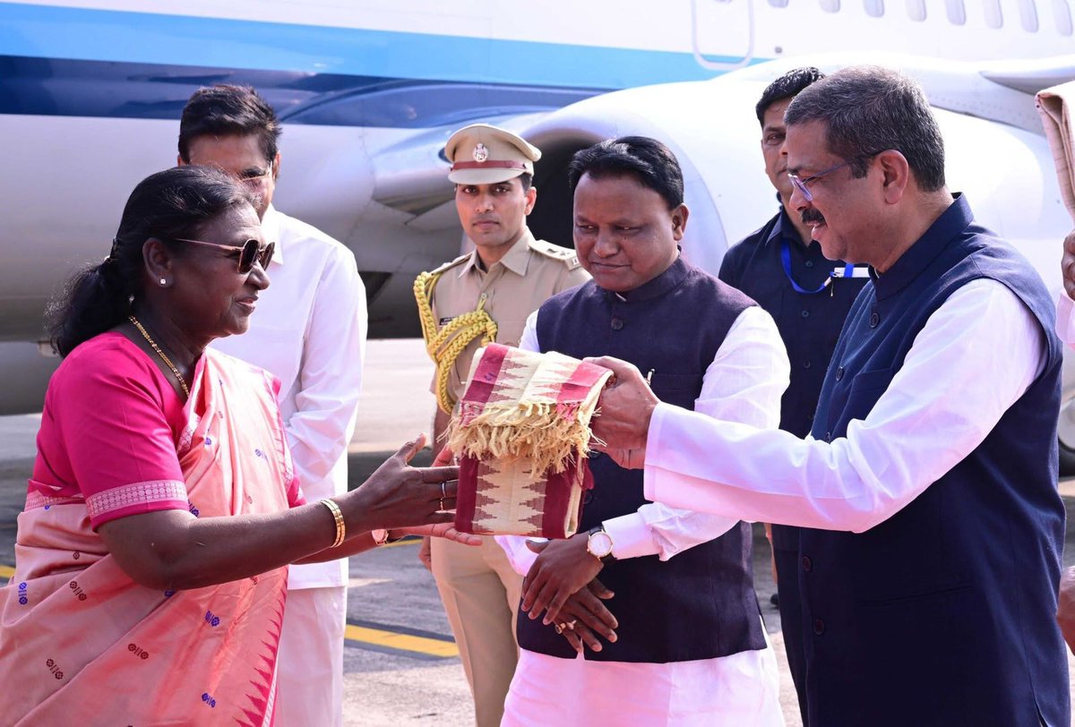 prameyaodia's tweet image. #ସ୍ୱାଗତଂ_ମହାମହିମ
ରାଷ୍ଟ୍ରପତିଙ୍କୁ ସ୍ୱାଗତ ଜଣାଇଲେ କେନ୍ଦ୍ର ଶିକ୍ଷା ମନ୍ତ୍ରୀ ଧର୍ମେନ୍ଦ୍ର ପ୍ରଧାନ
ଭୁବନେଶ୍ୱର ବିମାନବନ୍ଦରରେ ସ୍ୱାଗତ କଲେ
#presidentofindia #DroupadiMurmu #Odisha #Dharmendra #Minister #prameyadigital #prameyaodia