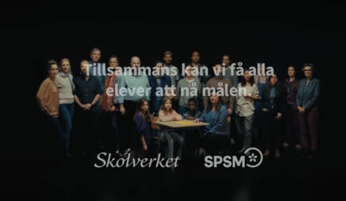 Det här är en bild som gränsar till det perversa. Stackars barn att vara föremål för så många vuxnas uppmärksamhet och omsorg. Så ont om syre det blir i tillvaron när alla hänger och andas över din axel.