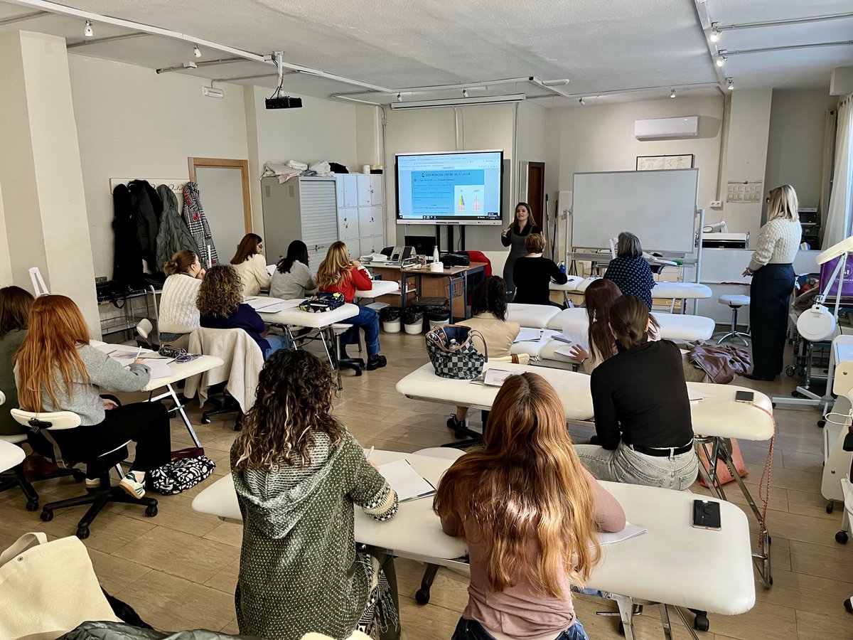 AlfonsoAvilaFP's tweet image. Iniciamos las Jornadas formativas en TRATAMIENTOS ESTÉTICOS INTEGRALES CON APARATOLOGÍA DE ESTÉTICA AVANZADA en el C.P.I.F.P. Aynadamar. @cpifp_aynadamar