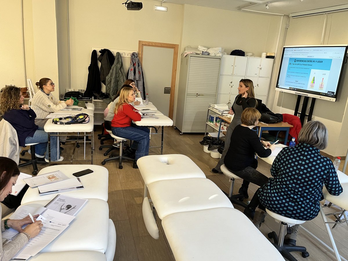 AlfonsoAvilaFP's tweet image. Iniciamos las Jornadas formativas en TRATAMIENTOS ESTÉTICOS INTEGRALES CON APARATOLOGÍA DE ESTÉTICA AVANZADA en el C.P.I.F.P. Aynadamar. @cpifp_aynadamar
