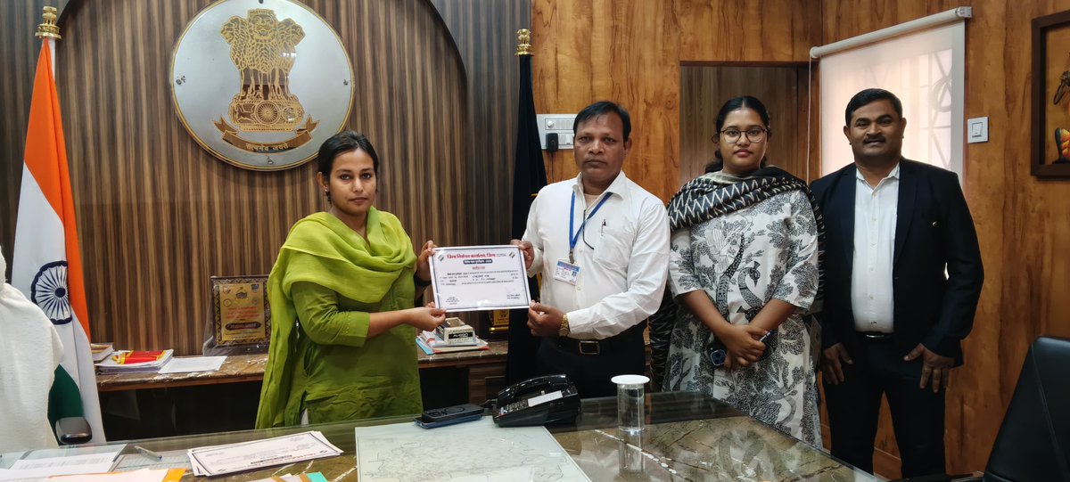 NarayanpurDist's tweet image. विशेष गहन पुनरीक्षण अभियान (SIR) में उत्कृष्ट एवं समयपूर्व 100% कार्य करने वाले बीएलओ को कलेक्टर एवं जिला निर्वाचन अधिकारी सुश्री प्रतिष्ठा ममगाईं ने किया सम्मानित।

@ECISVEEP @SpokespersonECI @CEOChhattisgarh

#SIR2026 #EnumerationForm #ECI #Narayanpur