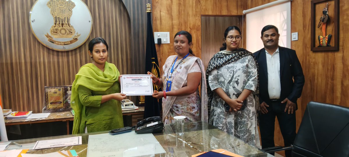 NarayanpurDist's tweet image. विशेष गहन पुनरीक्षण अभियान (SIR) में उत्कृष्ट एवं समयपूर्व 100% कार्य करने वाले बीएलओ को कलेक्टर एवं जिला निर्वाचन अधिकारी सुश्री प्रतिष्ठा ममगाईं ने किया सम्मानित।

@ECISVEEP @SpokespersonECI @CEOChhattisgarh

#SIR2026 #EnumerationForm #ECI #Narayanpur