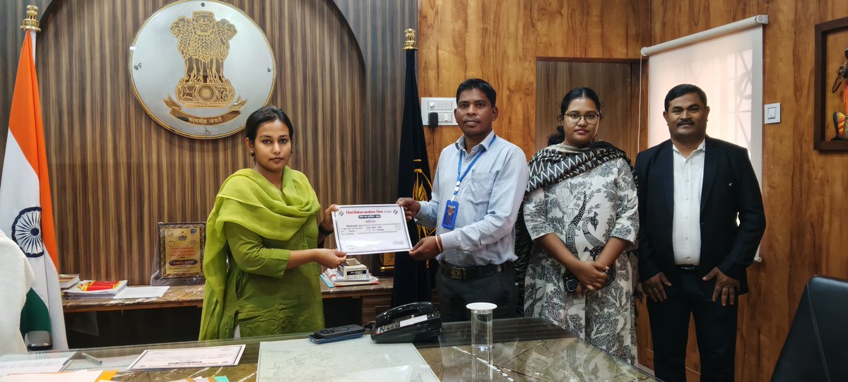 NarayanpurDist's tweet image. विशेष गहन पुनरीक्षण अभियान (SIR) में उत्कृष्ट एवं समयपूर्व 100% कार्य करने वाले बीएलओ को कलेक्टर एवं जिला निर्वाचन अधिकारी सुश्री प्रतिष्ठा ममगाईं ने किया सम्मानित।

@ECISVEEP @SpokespersonECI @CEOChhattisgarh

#SIR2026 #EnumerationForm #ECI #Narayanpur