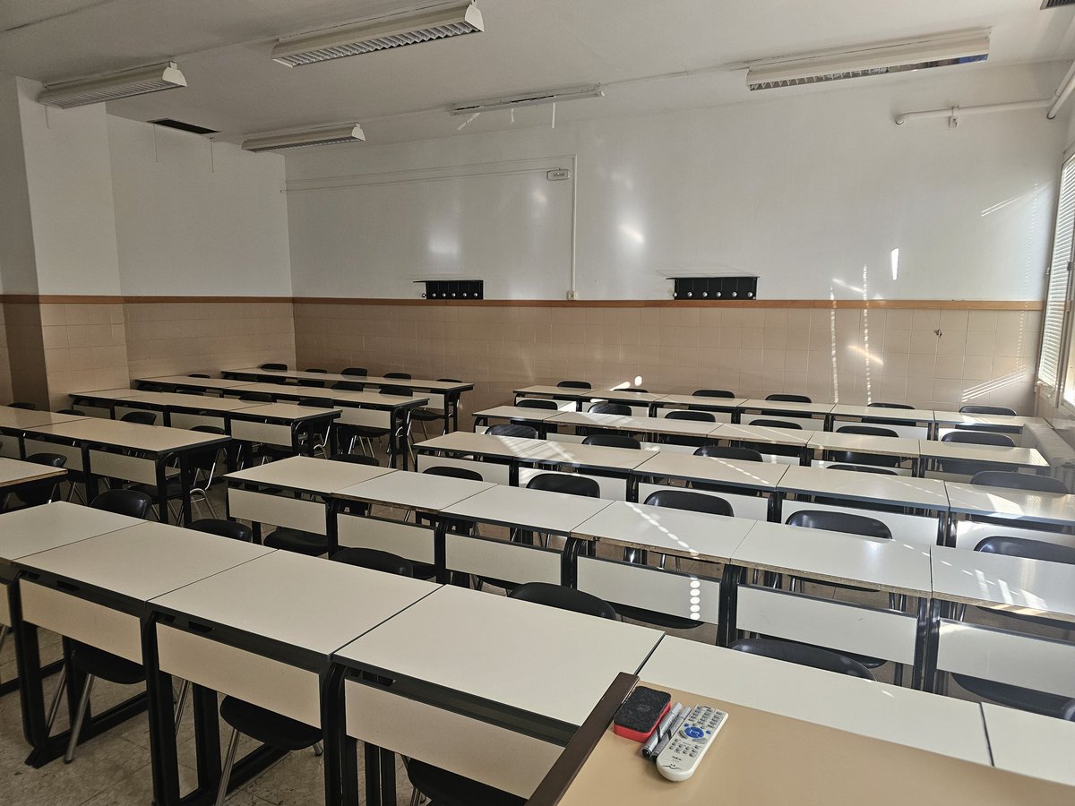 ncalderonprof's tweet photo. Así encontré mi aula hoy, 27 de #noviembre. Los estudiantes de centros adscritos a la @unicomplutense también estaban llamados a secundar los paros en defensa de la #universidad pública. https://t.co/QzM7RNVWuz