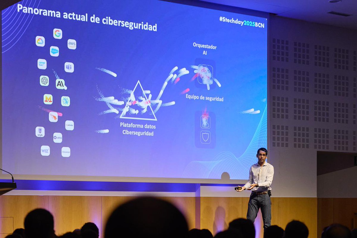 plainconcepts's tweet image. Xavier Pes ha ofrecido una visión clara de cómo la #IA está transformando la #ciberseguridad.
Destaca el paso de defensas reactivas a estrategias proactivas basadas en automatización, detección inteligente y modelos que anticipan anomalías antes de convertirse en amenazas. 🔒