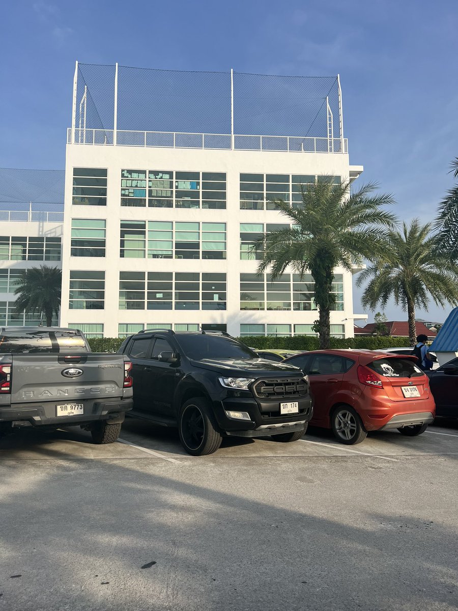 dapipi99's tweet image. 老婆来接娃，这样的一个口，人家都直接开进去她非倒进去，结果出不来了又喊我来出🤣🤣反正就是不走寻常路