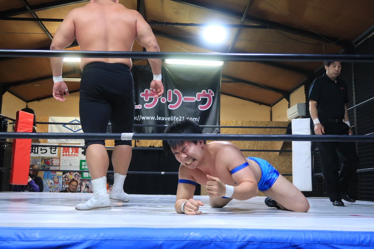 11月24日はBERSERKER NEXT vol.17 OSW道場大会に行ってきました。

大好きなOSWの若手ブランド♪
今回は練習生のエキシビションは見られませんでしたが、、カードが抜群に良かった！

第1試合は塚本竜馬vs元島仙多郎 。

元島選手は攻めてもやられてる時も表情が魅力的。😊
#osw_fan #osw_bsk #GanPro