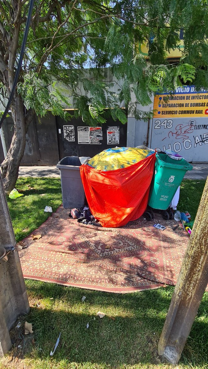 2 da vez que se instalan fuera dexmi casa ; en las noches peleas, gritos y pasta base hasta las 4 am. Porfavor <a href="/munisanjoaquin/">Ilustre Municipalidad de San Joaquín</a> hagan algo. Salvador Allende frente al colegio el angel.