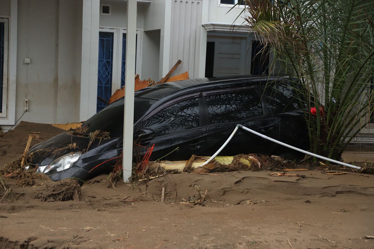 tanyarlfes's tweet photo. 💚 Padang, Sumatra Barat kena banjir juga. 

#️⃣PrayForSumatra
https://t.co/1tcYFgaXUA