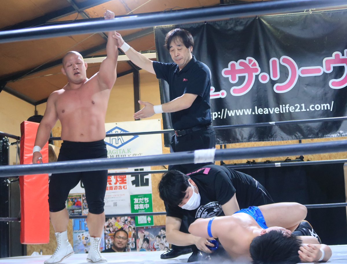 11月24日はBERSERKER NEXT vol.17 OSW道場大会へ。②

第1試合は塚本竜馬vs元島仙多郎 。

塚本選手のダイナミックな攻撃に苦しめられた元島選手。
体格差の違いは如何ともし難い💦
でも気持ちは一切折れてなかった！
必死の頑張りに胸が熱くなりましたよ。

これから！☺️

#osw_fan #osw_bsk #GanPro