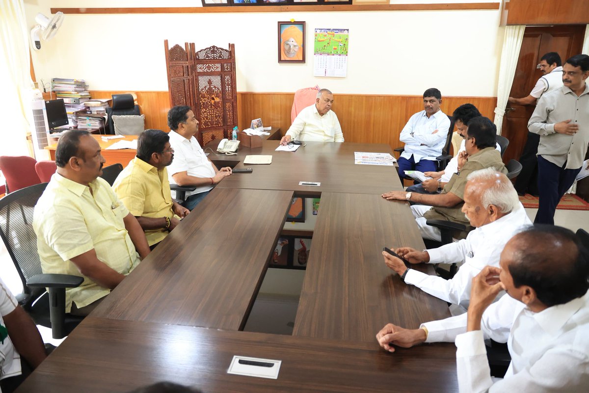 DKSureshINC's tweet image. ಇಂದು ವಿಧಾನಸೌಧದಲ್ಲಿ ಸಾರಿಗೆ ಸಚಿವರು ಹಾಗೂ ಬೆಂಗಳೂರು ದಕ್ಷಿಣ ಜಿಲ್ಲಾ ಉಸ್ತುವಾರಿ ಸಚಿವರಾದ ಶ್ರೀ ರಾಮಲಿಂಗಾರೆಡ್ಡಿ ಅವರನ್ನು ಭೇಟಿ ಮಾಡಿ, ಬೆಂಗಳೂರು ಜಿಲ್ಲಾ ಕೇಂದ್ರ ಸಹಕಾರ ಬ್ಯಾಂಕ್ ಚುನಾವಣೆಗೆ ಸಂಬಂಧಿಸಿದಂತೆ ಮಹತ್ವದ ವಿಚಾರಗಳ ಕುರಿತು ಚರ್ಚಿಸಲಾಯಿತು.