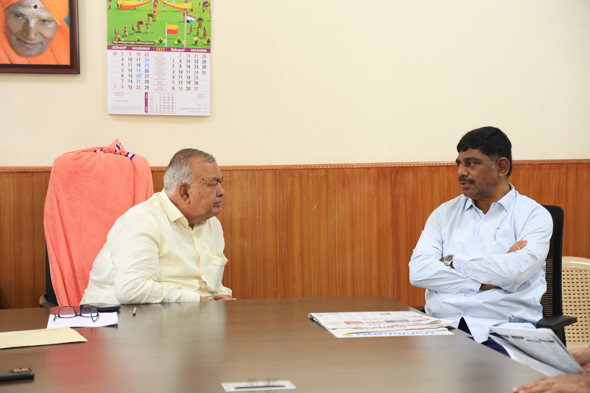 DKSureshINC's tweet image. ಇಂದು ವಿಧಾನಸೌಧದಲ್ಲಿ ಸಾರಿಗೆ ಸಚಿವರು ಹಾಗೂ ಬೆಂಗಳೂರು ದಕ್ಷಿಣ ಜಿಲ್ಲಾ ಉಸ್ತುವಾರಿ ಸಚಿವರಾದ ಶ್ರೀ ರಾಮಲಿಂಗಾರೆಡ್ಡಿ ಅವರನ್ನು ಭೇಟಿ ಮಾಡಿ, ಬೆಂಗಳೂರು ಜಿಲ್ಲಾ ಕೇಂದ್ರ ಸಹಕಾರ ಬ್ಯಾಂಕ್ ಚುನಾವಣೆಗೆ ಸಂಬಂಧಿಸಿದಂತೆ ಮಹತ್ವದ ವಿಚಾರಗಳ ಕುರಿತು ಚರ್ಚಿಸಲಾಯಿತು.