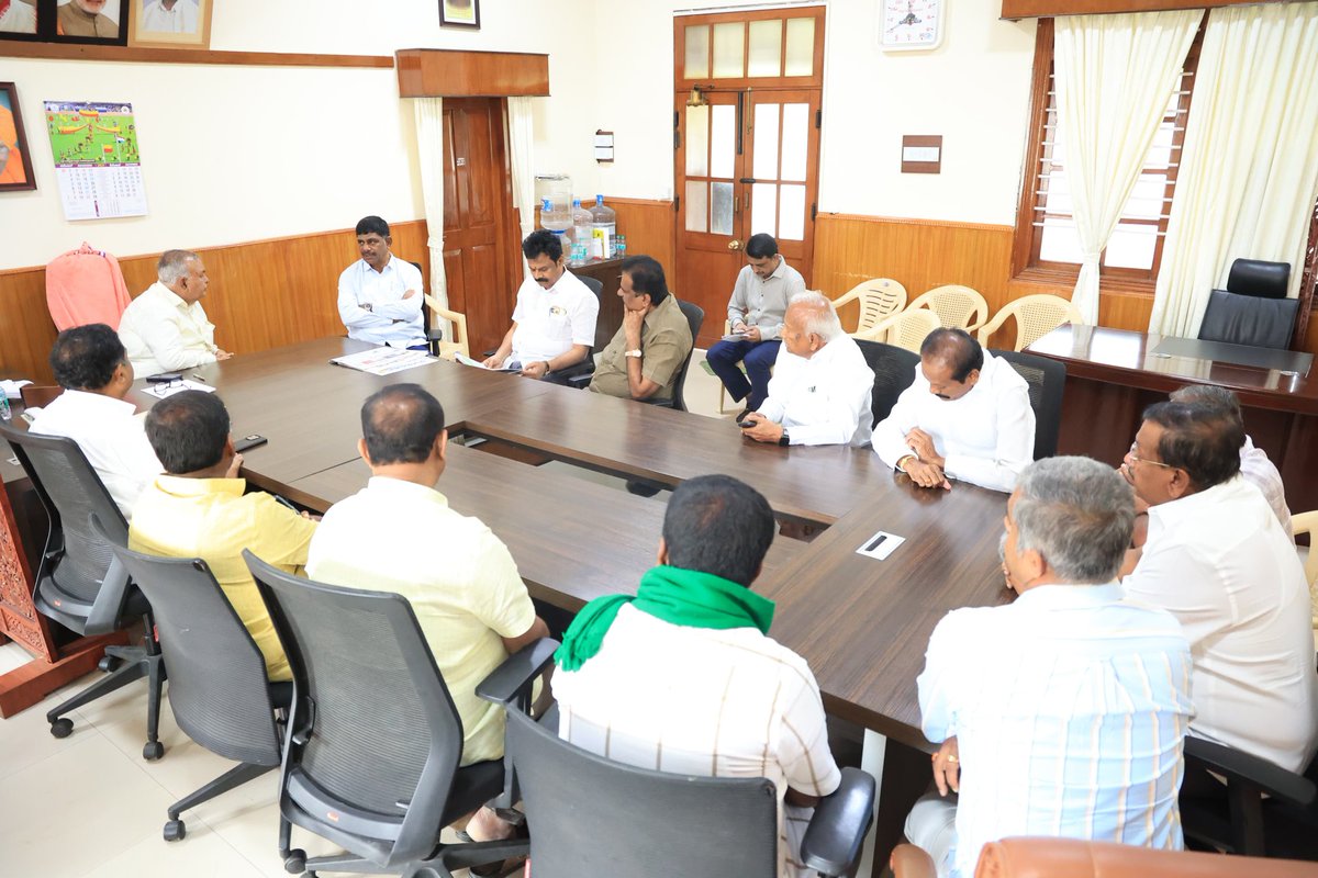 DKSureshINC's tweet image. ಇಂದು ವಿಧಾನಸೌಧದಲ್ಲಿ ಸಾರಿಗೆ ಸಚಿವರು ಹಾಗೂ ಬೆಂಗಳೂರು ದಕ್ಷಿಣ ಜಿಲ್ಲಾ ಉಸ್ತುವಾರಿ ಸಚಿವರಾದ ಶ್ರೀ ರಾಮಲಿಂಗಾರೆಡ್ಡಿ ಅವರನ್ನು ಭೇಟಿ ಮಾಡಿ, ಬೆಂಗಳೂರು ಜಿಲ್ಲಾ ಕೇಂದ್ರ ಸಹಕಾರ ಬ್ಯಾಂಕ್ ಚುನಾವಣೆಗೆ ಸಂಬಂಧಿಸಿದಂತೆ ಮಹತ್ವದ ವಿಚಾರಗಳ ಕುರಿತು ಚರ್ಚಿಸಲಾಯಿತು.