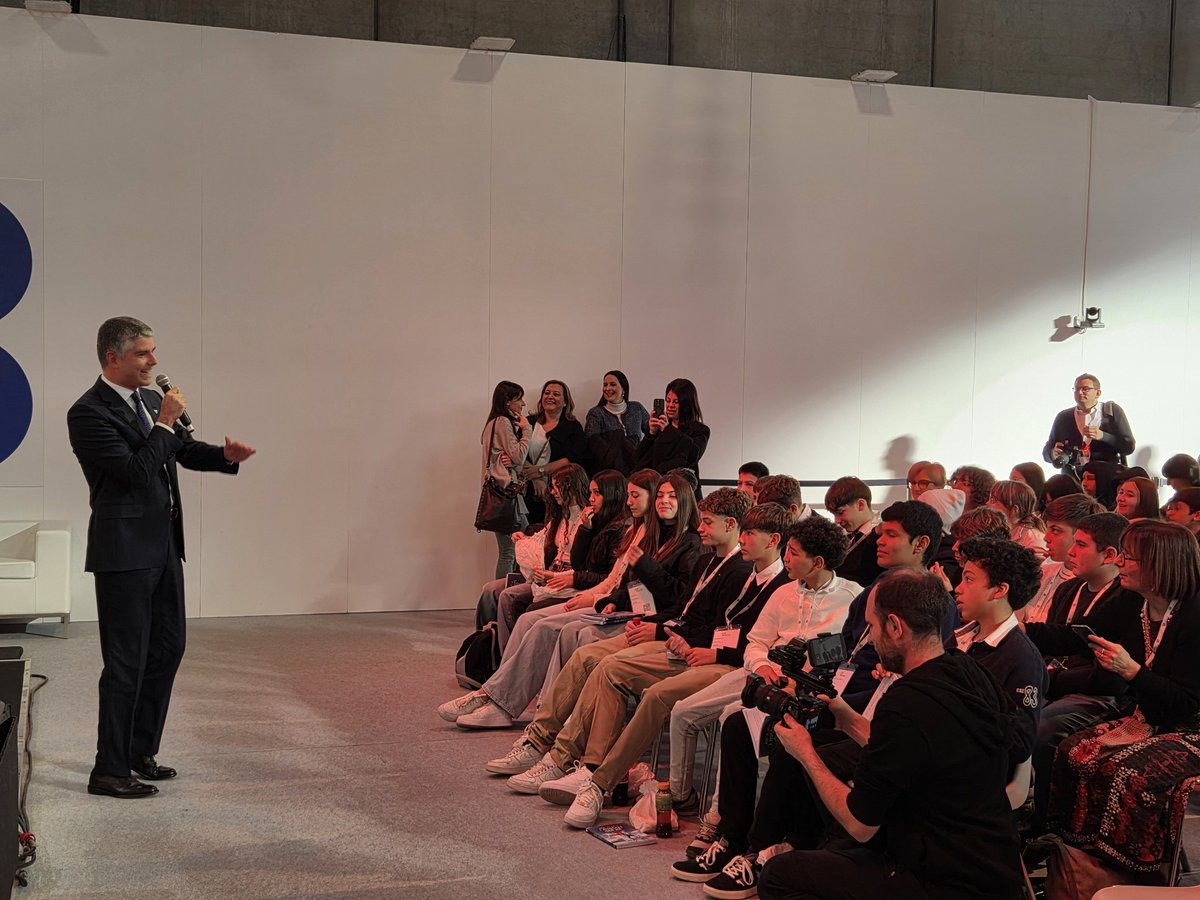 #EurekaFunzionaMEDIE | 🗣 Il benvenuto a #Verona del DG di <a href="/VRfiere/">Veronafiere</a> Adolfo Rebuchini.

"Vedere questa sala piena di ragazzi e ragazze è un grande orgoglio. Non abbiate paura di sbagliare e cambiare strada nel vostro futuro"

📽 Segui la diretta streaming sulla pagina youtube