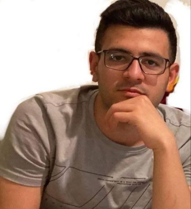 MauriceMartin01's tweet image. ♦️ Tribune – Iran
« un silence qui tue, la liberté au bout d’une corde »

Ehsan Faridi a 22 ans
Il est là

Dans ce couloir sans lumière, les murs suintent des larmes de sang, comme le front d’un joggeur au bout de sa course
L’humidité colle
Le sol de terre battue résonne à chaque…