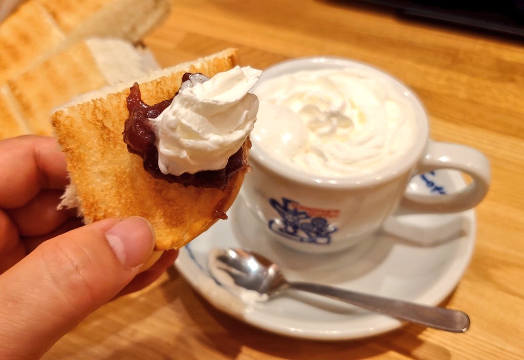 goshuinchou's tweet image. まずコメダ珈琲に行きます。次に着席してウィンナーコーヒーと小倉トーストを注文します。そしてトーストに小倉餡を付けたらおもむろにウィンナーコーヒーの上のクリームをすくって乗せます。そうすると幸せな時間がやってきます。一度お試しを。