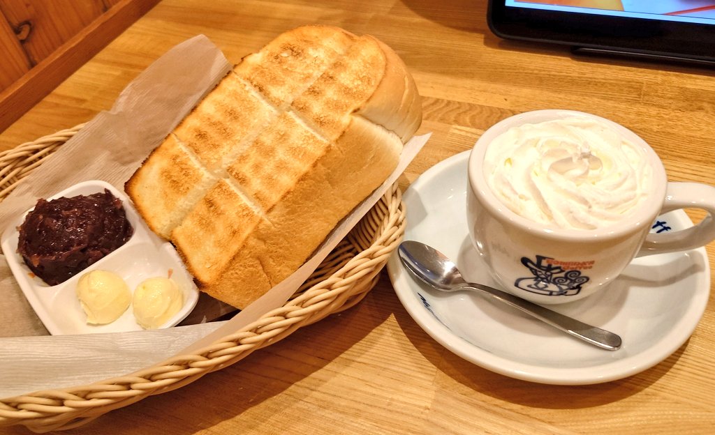 goshuinchou's tweet image. まずコメダ珈琲に行きます。次に着席してウィンナーコーヒーと小倉トーストを注文します。そしてトーストに小倉餡を付けたらおもむろにウィンナーコーヒーの上のクリームをすくって乗せます。そうすると幸せな時間がやってきます。一度お試しを。