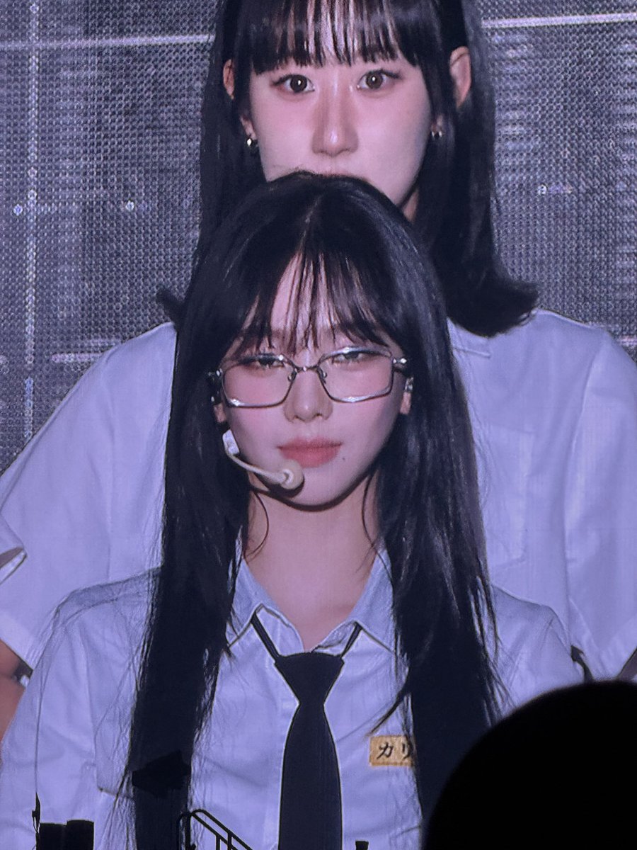 sunshine_080507's tweet image. KARINA WORE EYEGLASSES AGAIN FOR GOOD STUFF TODAY OMG