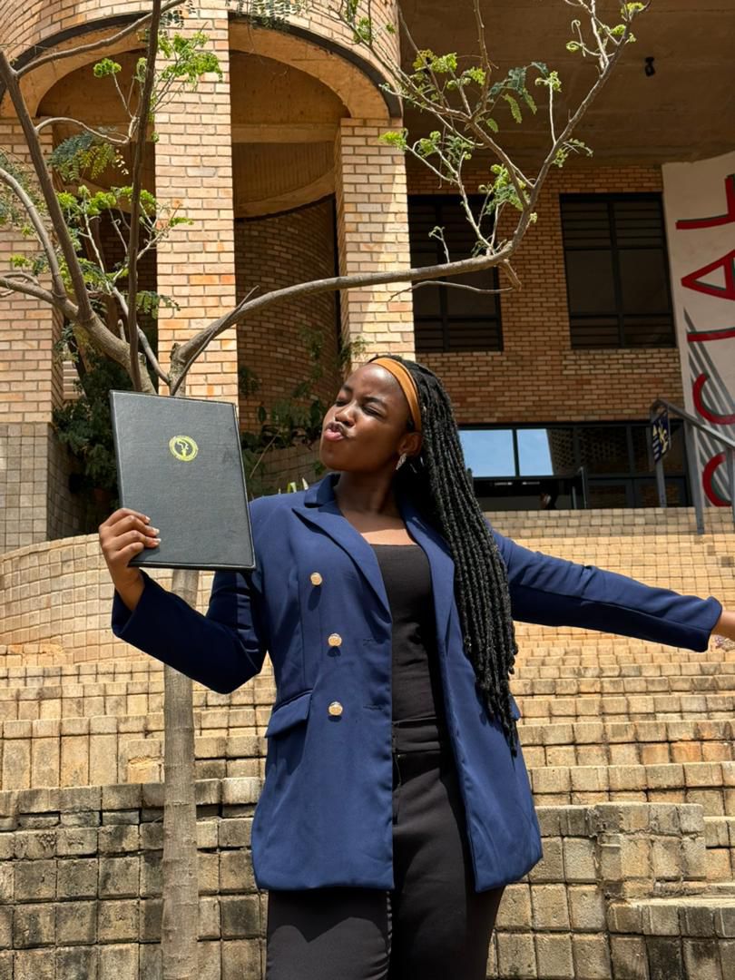 fisayo_jeje's tweet image. Look at that degree on that chic! 😍

Defense done and dusted! A huge thank you to everyone who was a part of my research ❤️

Crazy delusion, faith, tears, and consistent hope for this degree.

Thank you, Jesus 🙏

It&apos;s a wrap. See you at convocation 👌

#Graduate #opentowork