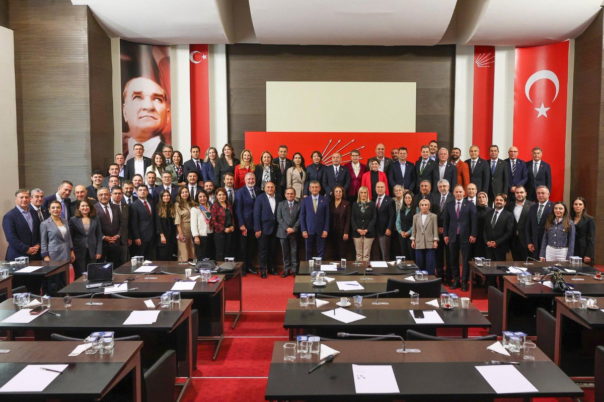 Cumhuriyet Halk Partisi Parti Meclisimiz bugün toplandı.
Demokrasinin gücünü yurttaştan alan, emeği büyüten, üreten ve hakça bölüşen bir Türkiye hedefiyle kararlılıkla ilerliyoruz.

Herkes için eşitlik, herkes için özgürlük, herkes için refah!
Kadınların, gençlerin, emekçilerin,
