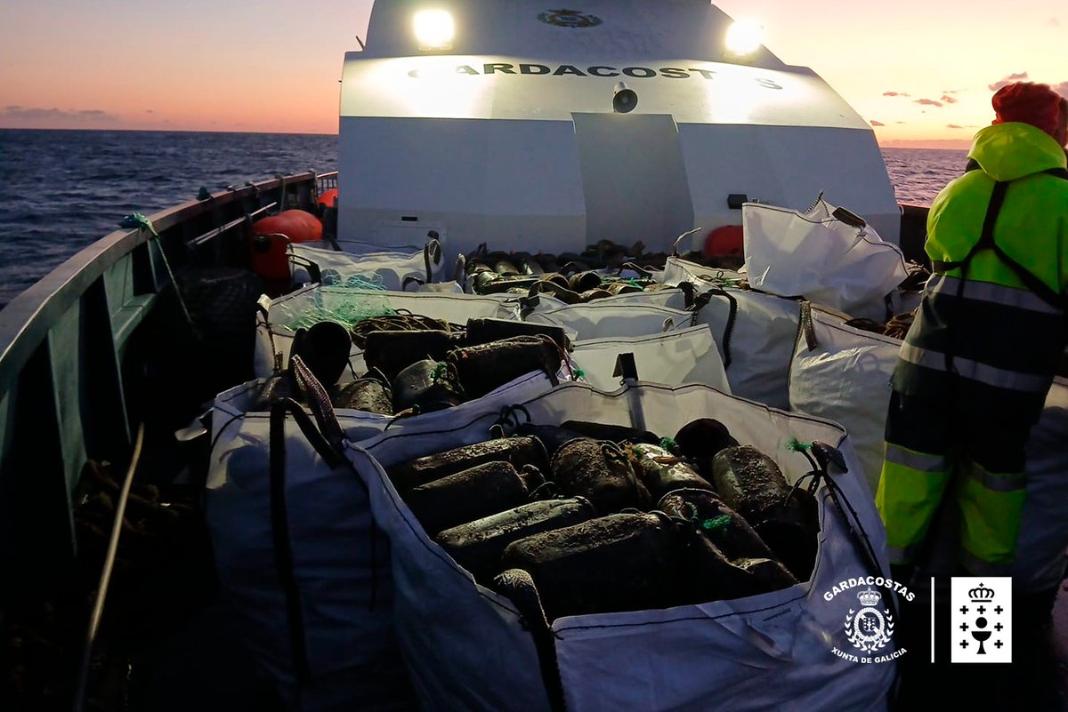GardacostasGal's tweet image. 🐙 Nos últimos días comisamos 720 cacharros e liberamos 117 kg de polbo de pequeno tamaño na Guarda

▶️ Este ano xa levamos retirados 14.000 instrumentos deste tipo, co obxectivo de garantir a explotación sustentable deste importante recurso

ℹ️ xunta.gal/notas-de-prens…