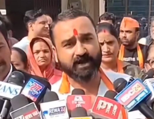 Vishal_aawaj's tweet image. ये बंदा किसी ब्राह्मण संगठन का जिला अध्यक्ष है, भाई साहब यकीन मानिए गज़ब का प्रवक्ता है 🔥

पत्रकार - बताया जा रहा है की IAS संतोष वर्मा ने माफ़ी मांग ली है ,उनका कहना है की गलती से बोल दिया था !

ब्राह्मण प्रवक्ता - माफ़ी जैसा कोई शब्द नहीं होता है, 

इसका सबसे बढ़िया उदाहरण है…