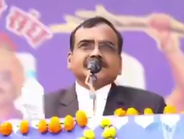 Vishal_aawaj's tweet image. ये बंदा किसी ब्राह्मण संगठन का जिला अध्यक्ष है, भाई साहब यकीन मानिए गज़ब का प्रवक्ता है 🔥

पत्रकार - बताया जा रहा है की IAS संतोष वर्मा ने माफ़ी मांग ली है ,उनका कहना है की गलती से बोल दिया था !

ब्राह्मण प्रवक्ता - माफ़ी जैसा कोई शब्द नहीं होता है, 

इसका सबसे बढ़िया उदाहरण है…