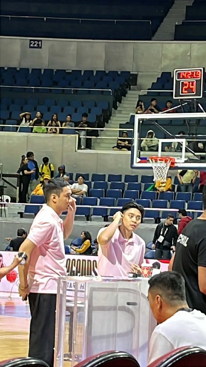 ty19rr's tweet photo. saw @Tyler_Tio yesterday as a UAAP photographer ?! who would’ve thought that this UAAP fangirl from years ago would one day step inside the court as a uaap photog 😢😢 nahiya kaso ak na magpapic bc i was working… anw hope to see u soon ms @_andiloo !!!!!!!!! https://t.co/lUtc8WDXOx