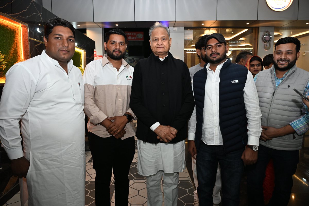कल पूर्व मुख्यमंत्री जननायक श्री <a href="/ashokgehlot51/">Ashok Gehlot</a> साहब के शाहपुरा से होतें हुए कांवट, खंडेला, सीकर दौरे पर साथ में पुर्व जिलाध्यक्ष <a href="/BanshiDharSain5/">Banshidhar Saini</a> जी सैनी, जयपुर जिलाध्यक्ष @gopalmeenain जी , कांग्रेस नेता <a href="/sandeepinc_/">Sandeep Singh Choudhary</a> जी, पत्रकार <a href="/balmukundjoshi/">Balmukund Joshi</a> जी साथ रहे।
