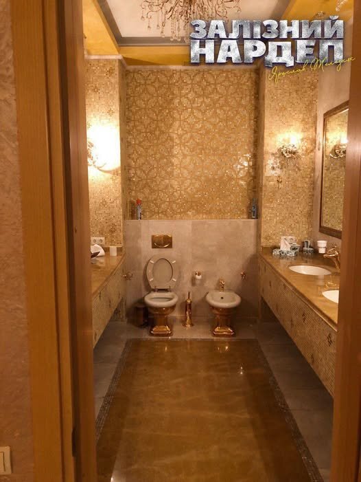 VirginiePerez15's tweet image. 🇺🇸⚡️🇺🇦Donald Trump ne lâchera pas l’affaire. Il veut savoir où sont passés les milliards que Biden a donné au régime corrompu de Kiev! Peut être dans les toilettes en or massif du gouvernement de Zelensky?