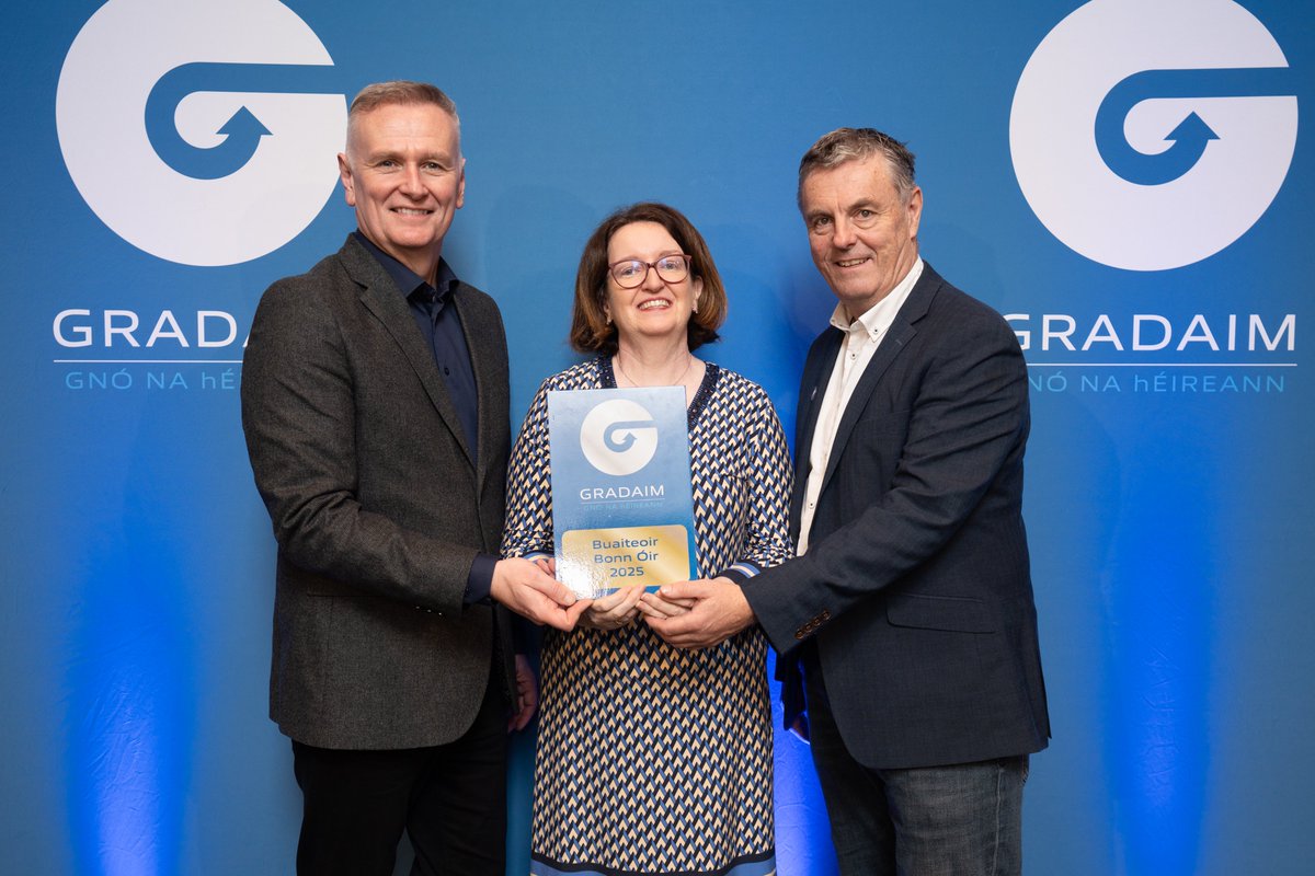 Three Doctors in the house!. Past pupils of Gaelscoil an Chaistil.  Congratulations to Ciara and Eve who qualified from QUB as Medical Doctors  recently. Also to Luíseach who qualified at a Medical, image size:1200x800