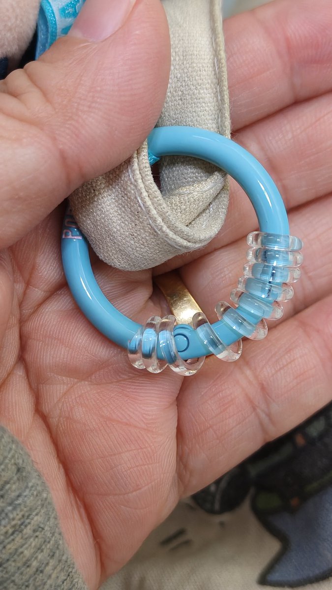 itomaki920's tweet image. XGのスカルパンダでポプマデビューされる人が多いと思うんだけど
盗難防止と落下防止は念入りにしてくださいね！！
リングが開いて本体が落ちちゃうってこともあるので落下防止のリングをつけたほうがいいよ！
専用のじゃなくても、DAISOのスプリングストラップを2cmくらいに切って巻くだけでも🙆‍♀️あと