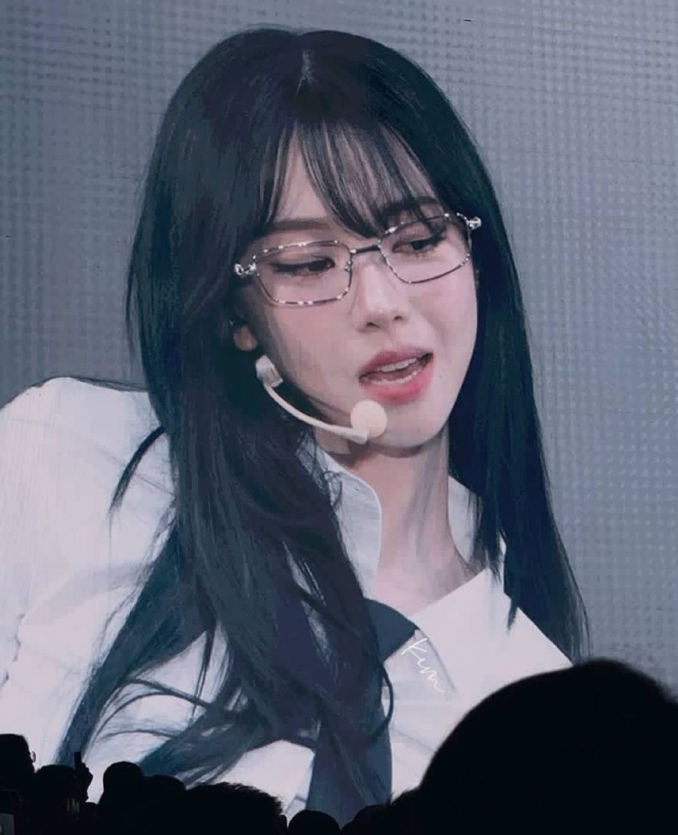 icurina's tweet image. theres seriously something about her with glasses