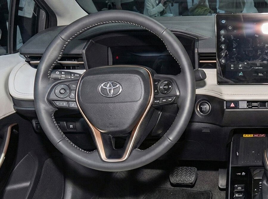 Dünya’nın en çok satan otomobili Toyota Corolla kapsamlı makyaj operasyonu geçirdi. 2026 model Toyota Corolla Guangzhou Otomobil Fuarı'nda sahneye çıktı. Ön far ve tampon grubu tamamen değişmiş olan otomobilin arka tasarımında ise modaya uyularak stoplar ince bir çizgiyle