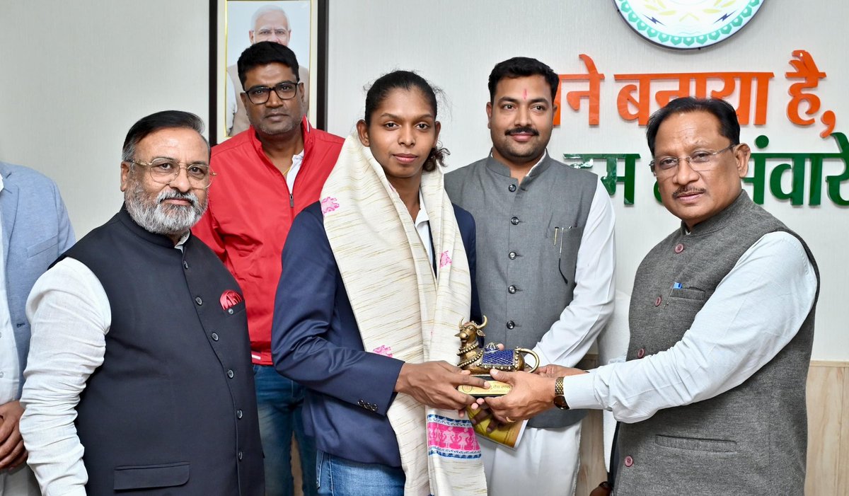 महिला कबड्डी विश्व कप की स्टार खिलाड़ी छत्तीसगढ़ की संजू देवी ने गत दिवस मुख्यमंत्री श्री विष्णु देव साय से रायपुर स्थित उनके निवास कार्यालय में सौजन्य भेंट की।

मुख्यमंत्री श्री साय ने विश्व कप में उत्कृष्ट प्रदर्शन कर छत्तीसगढ़ और देश का नाम रोशन करने पर संजू देवी को हार्दिक