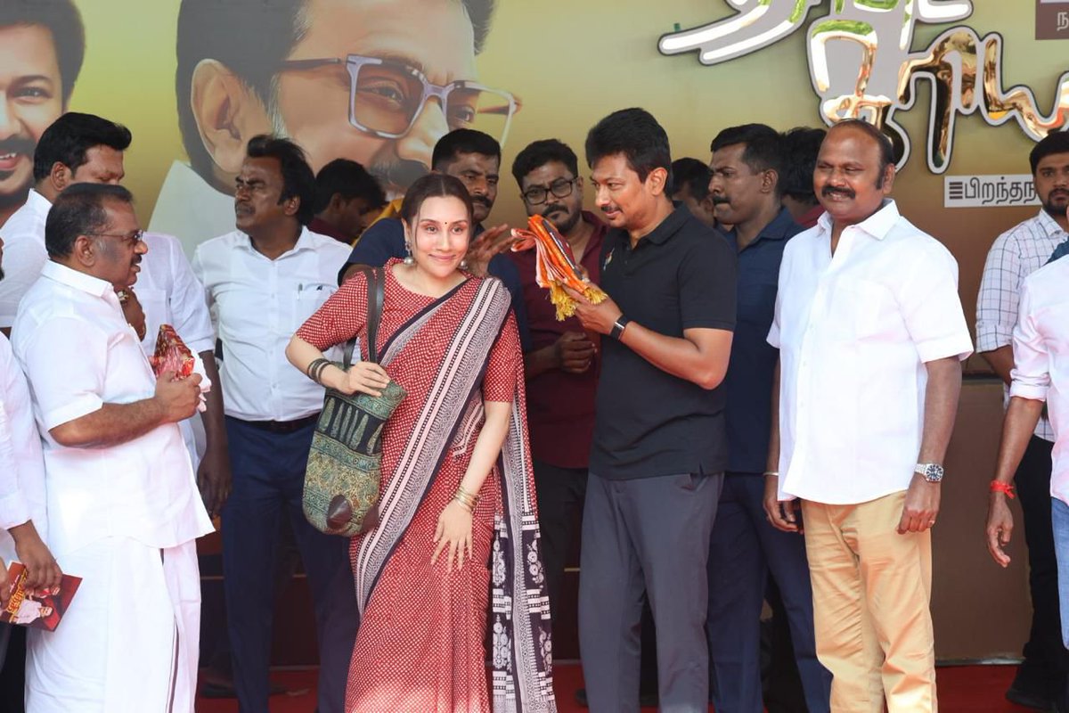 DivyaSathyaraj_'s tweet image. கழக இளைஞரணி செயலாளர், மாண்புமிகு தமிழக துணை முதலமைச்சர், திரு உதயநிதி ஸ்டாலின் அண்ணா அவர்களுக்கு, பிறந்தநாள் வாழ்த்துக்கள் 🎉🎖️

#HBDUdhayanidhiStalin #HBDUdhay #divyasathyaraj #nutritionist #politician #dmk @Udhaystalin