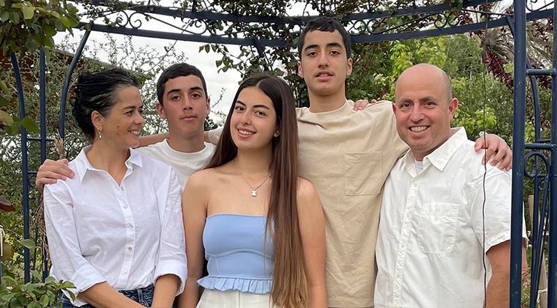 HenMazzig's tweet image. For fifteen years, Kibbutz Kfar Aza held a “Kites for Freedom” event, where residents flew kites carrying messages of peace and freedom to their Palestinian neighbors in Gaza.

After October 7, the event was canceled. Its founder, Aviv Kutz, was found murdered in his home that…