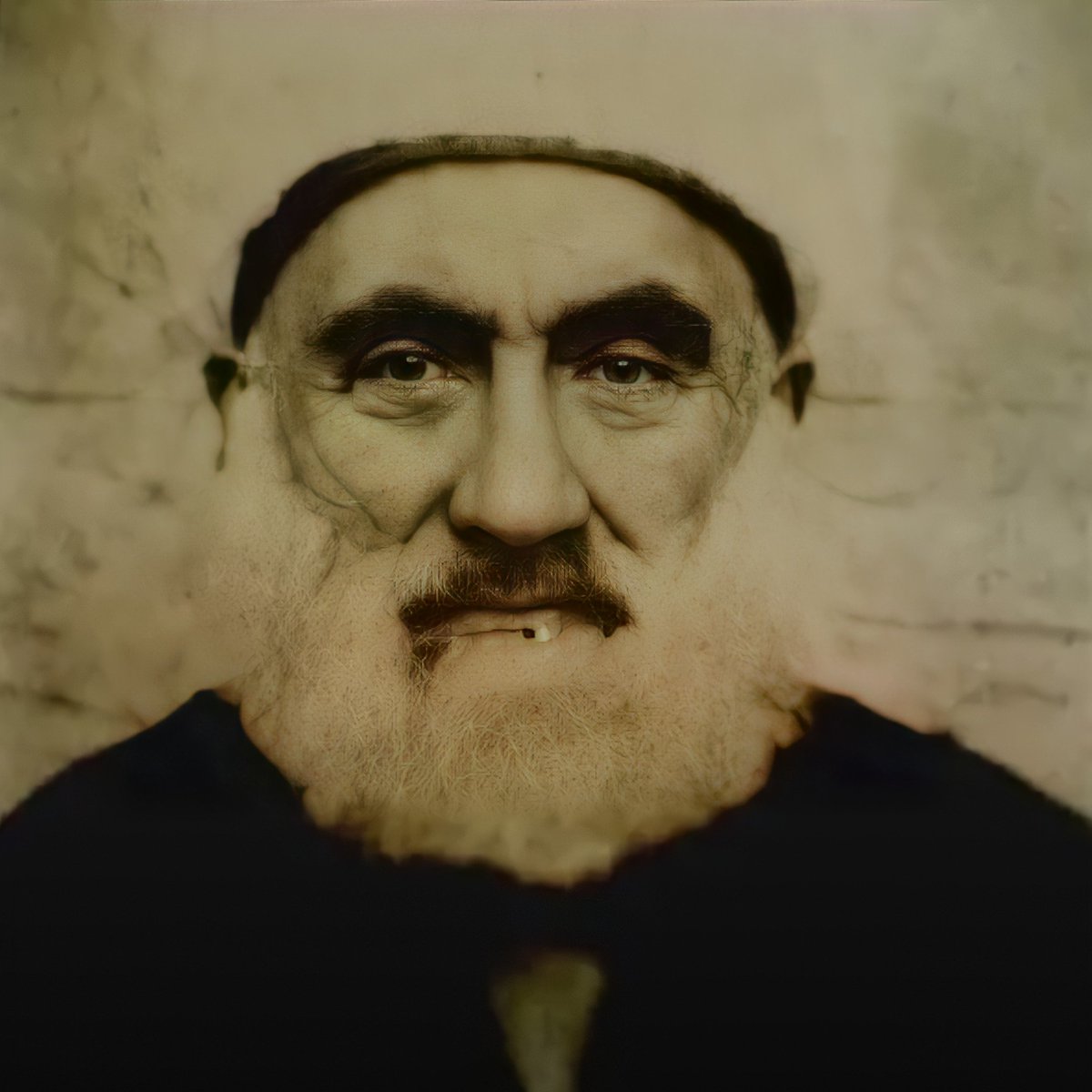 uzunabdurrahman's tweet photo. 1️⃣ 
Zor zamanlarda bazen bir insan çıkar…
Bir devrin karanlığına, bir kandil gibi ışık olur.
Bu öyle bir kandildir ki, rüzgâr essin, fırtına kopsun, işgal olsun, baskı olsun…
O ışığı söndüremez.
Abdülhakim Arvâsî Hazretleri işte böyle bir kandilin adıdır.

Kasım ayı, onun Hakk’a yürüdüğü ay…
Biz de bugün, yalnız bir zatı değil;
bir duruşu, bir çizgiyi, bir nefesi hatırlıyoruz.
Çünkü Arvâsî’yi anlamak, bu toprakların nasıl ayakta kaldığını anlamaktır.