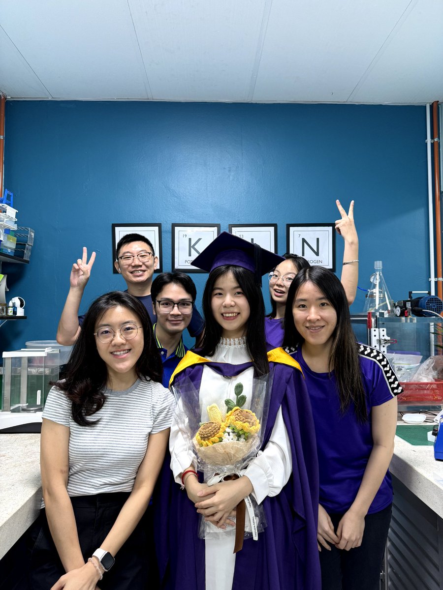 gohchoonfu's tweet photo. Congrats to @avery_ong_rr on her #MSc graduation 🎓🎉! Sadly I could not make it to join physically! All the best for her future undertaking! #pharmaceutics #drugdelivery #skinresearch #biomaterial #skin https://t.co/BbnvWOW64X