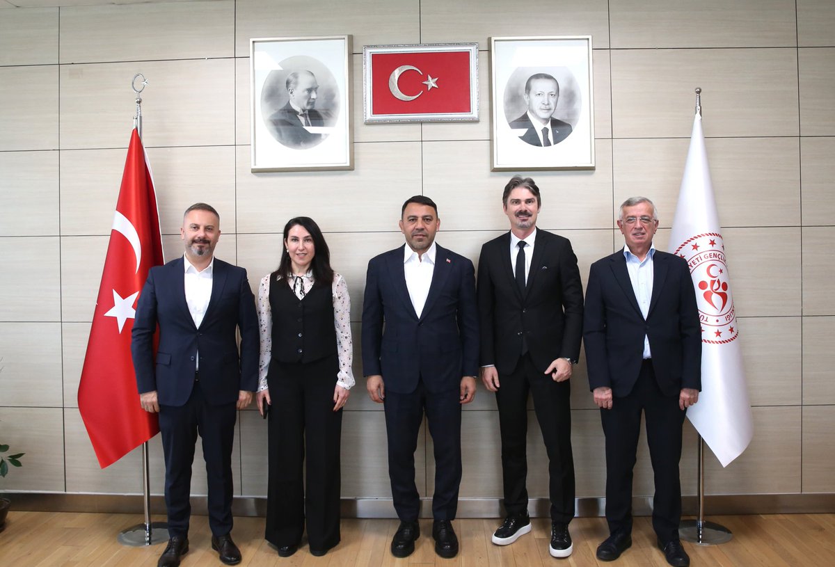🎱 <a href="/bilardofed/">Bilardo Federasyonu</a> Başkanı <a href="/ErsanErcan1/">Ersan Ercan</a> ve yönetim kurulu üyeleri ile bakanlığımızda bir araya geldik. 

Ziyaretleri için teşekkür ediyorum.