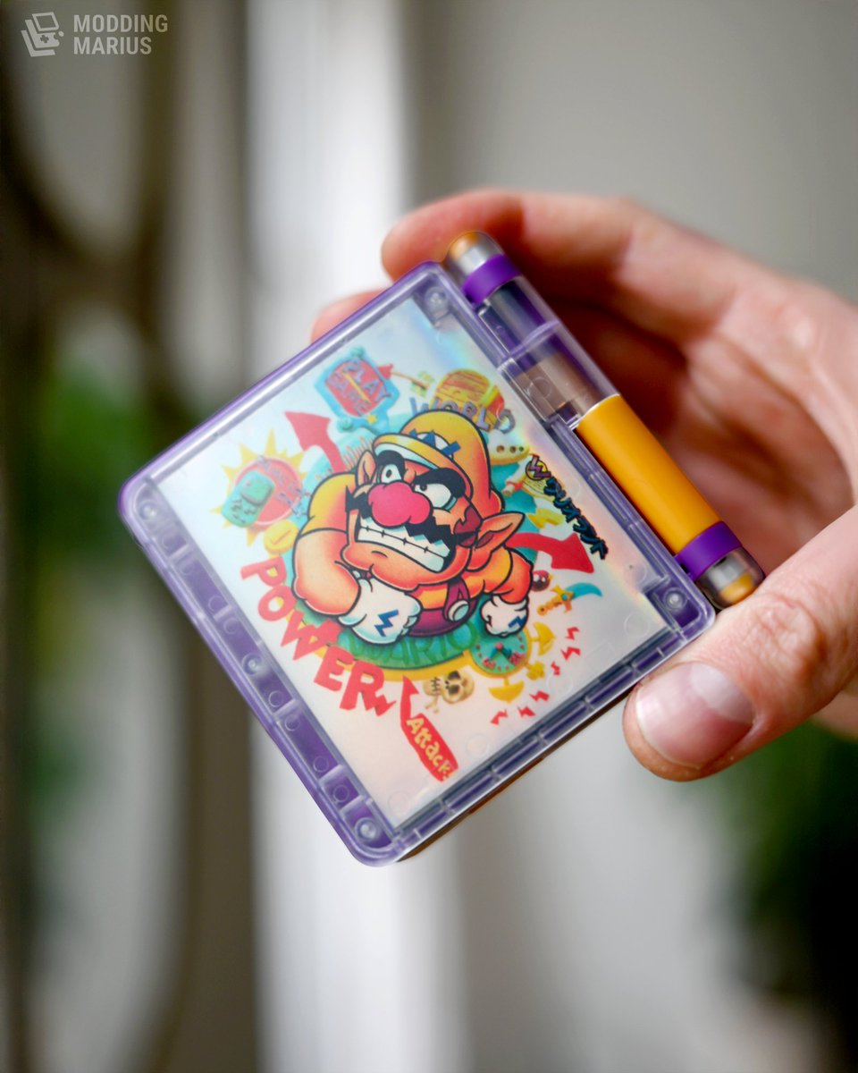 moddingmarius's tweet image. Il est temps que l’anti-Mario reprenne le contrôle !
Brutal, cupide… mais surtout sympathique et terriblement attachant :
un personnage qu’on adore autant qu’on déteste 💛💜

---⚙️---
- Insert and Sticker printed by @SakuraRetroModd
- IPS FunnyPlaying
- USB-C
- Makho Battery

〽️