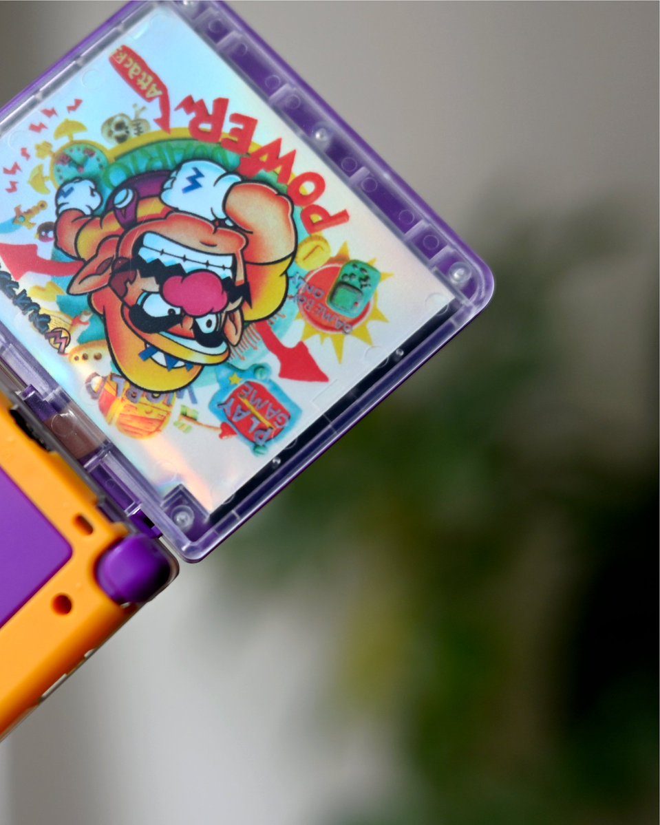 moddingmarius's tweet image. Il est temps que l’anti-Mario reprenne le contrôle !
Brutal, cupide… mais surtout sympathique et terriblement attachant :
un personnage qu’on adore autant qu’on déteste 💛💜

---⚙️---
- Insert and Sticker printed by @SakuraRetroModd
- IPS FunnyPlaying
- USB-C
- Makho Battery

〽️