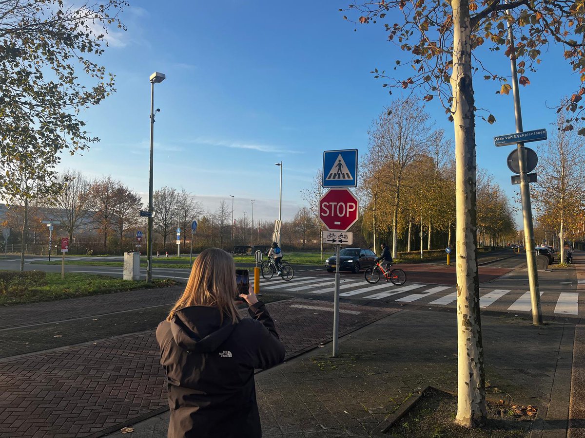 Voor ons onderzoek naar de #verkeersveiligheid in Utrecht, duiken we in vijf casussen. Eén daarvan is de #Parkzichtlaan, waar de voetgangers- en fietsoversteek is aangepast. Een bezoek op locatie kan natuurlijk niet ontbreken. En onze bevindingen? Daarover later meer! #raad030