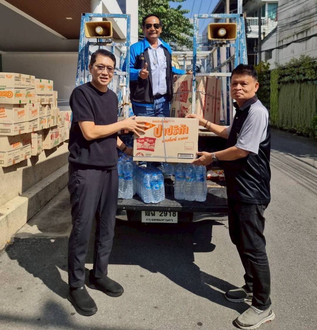 usefulfoodth's tweet image. คุณประพันธ์ ปุษยไพบูลย์ กรรมการผู้จัดการ บริษัท อาหารยอดคุณ จำกัด ส่งตัวแทนมอบผลิตภัณฑ์และร่วมส่งกำลังใจ​ช่วยพี่น้องผู้ประสบภัยกับมูลนิธิ​ม.ร.ว.เสนีย์​ ปราโมช​ 🌟บริจาค​ขนมขบเคี้ยว โปเต้ ปาปริก้า และคอนเน่🌟  โดยมีผู้อำนวยการศูนย์รับบริจาค​พรรคประชาธิปัตย์   คุณองอาจ​ ค​ล้า​ม…