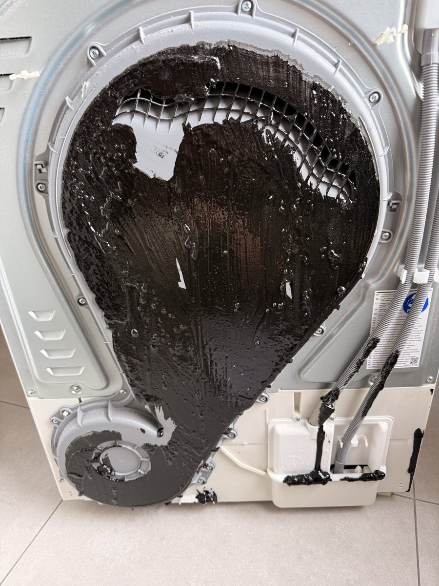 surgeon_pasha's tweet photo. @SamsungFR comment on fait pour se faire entendre?
La colle qui maintient la mousse anti-choc à l’arrière de notre sèche-linge a coulé sur le lave-linge et le sol. 
On nous répond que c’est hors garantie 🫠
Apparemment c’est pas un cas isolé !
#samsung https://t.co/bejXIXJWZp