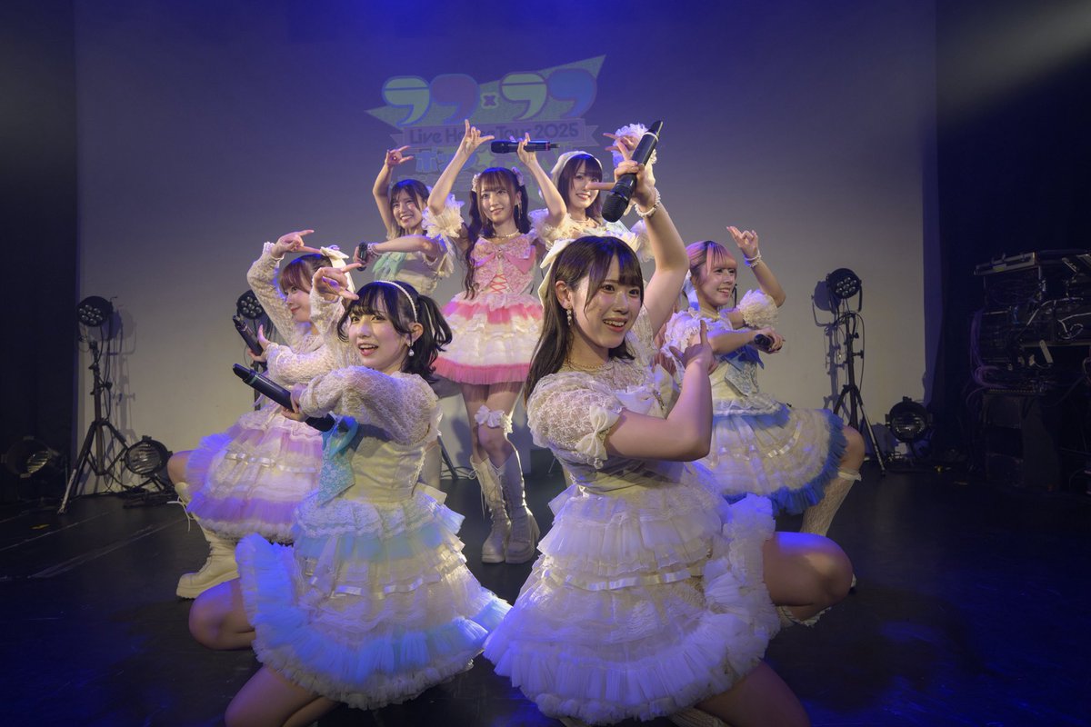 scketto1's tweet photo. ラフ×ラフ ライブハウスツアーファイナル現地レポート、念願のZepp公演決定に日比野芽奈が「めちゃくちゃ売れたいです！」の想いを叫ぶ（公式提供含む写真40枚）
#ラフラフ　@roughlaugh_o　
#齋藤有紗 #佐々木楓菜 #高梨結
#永松波留 #夏目涼風 #日比野芽奈
#藤崎未来 #吉村萌南

https://t.co/t7Q2lQB9Vx

ライブ２部を取材。本ツアーでは現役大学院生の吉村萌南が学業のため不参加となり、本来なら八角形のフォーメーションが変則的な七角形となっていたが、吉村の不在を他のメンバーが存分にカバーしたパフォーマンスが印象的だった。